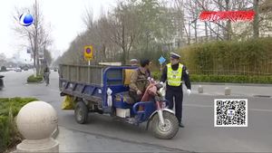 交通違法曝光臺：三輪車違規(guī)行駛 駕駛員現(xiàn)場學(xué)交規(guī)