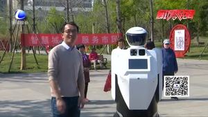 智慧園林推廣普及活動日 機(jī)器人小安與市民親密互動