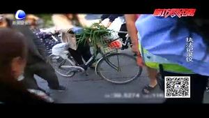 零距離·交通：女孩腳卡電動車 交警暖心救助