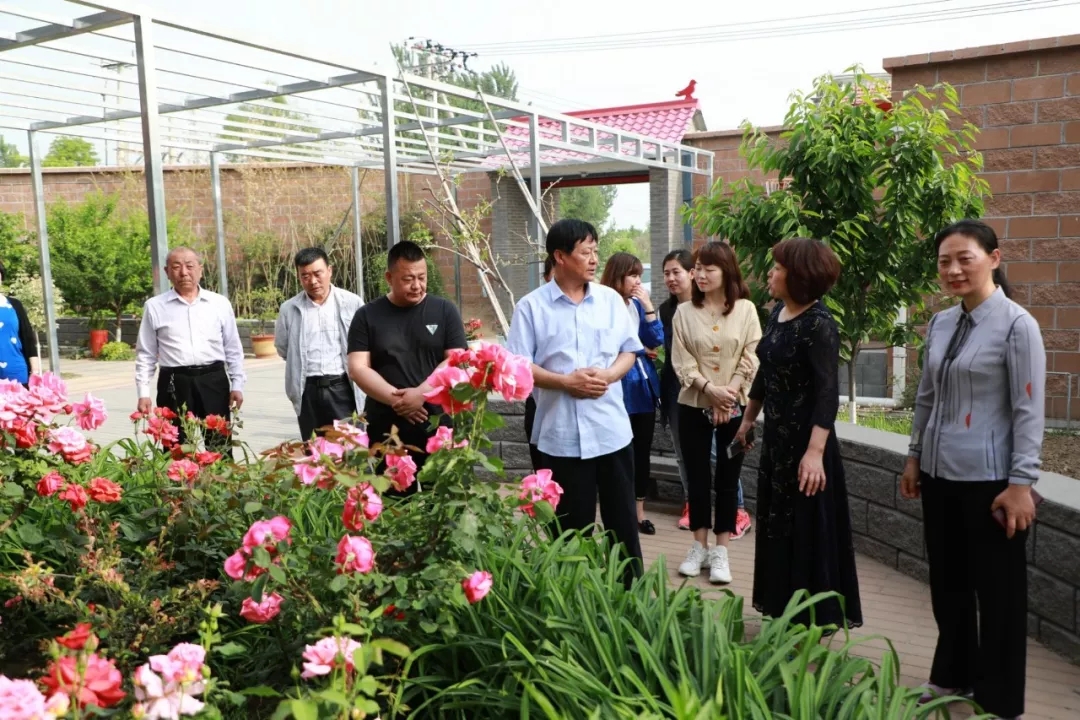 春意盎然的五月，廊坊市婦聯(lián)領(lǐng)導在這些美麗庭院留下足跡……