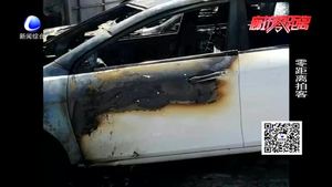 停車場(chǎng)車輛自燃 轎車燒成鐵架