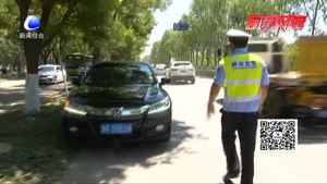 吊車闖紅燈直行碾壓電動車 騎手僥幸撿回一命