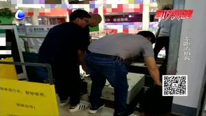 商場(chǎng)內(nèi)一男子皮鞋卡電梯