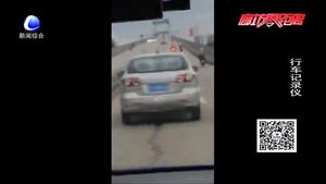 孩子身體伸出小車天窗外 危險(xiǎn)