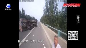 火車(chē)側(cè)翻貨灑滿地 警民幫忙合力清撤