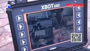 我與國旗合個(gè)影：一名排爆警察對祖國的祝福