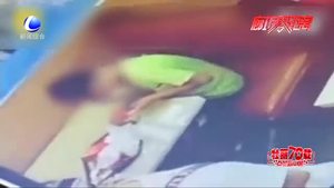 零距離·關(guān)注：別在充電時(shí)玩手機(jī) 危險(xiǎn)