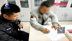 男子騎摩托上路被查 準(zhǔn)駕車(chē)型不符涉嫌違法