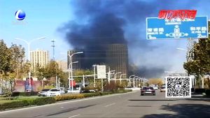 建設(shè)南路一修車(chē)行倉(cāng)庫(kù)起火