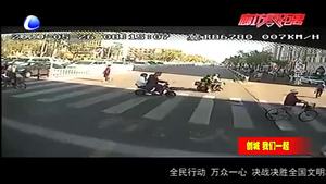 公交車禮讓斑馬線 讓文明在城市流動起來