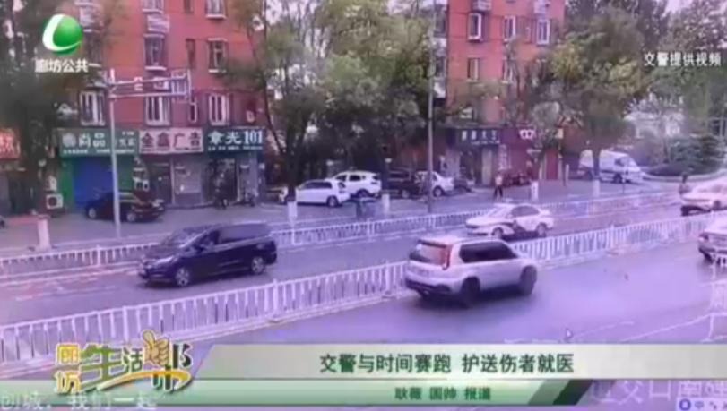 交警與時(shí)間賽跑 護(hù)送傷者就醫(yī)