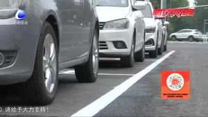 【創(chuàng)城，我們一起】拆除商業(yè)街外違章廣告牌 消除安全隱患