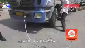 貨車拉貨車 不料行至路口拖引繩崩斷