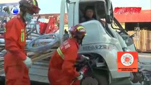 三車(chē)追尾一人被困 三河消防8分鐘緊急救援