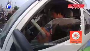 零距離·交通：三河交警查超員 “超一個(gè)”也不行