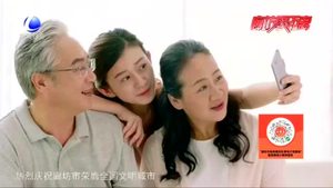 我陪爸媽玩手機(jī)：智能掃碼時(shí)代 老年人還習(xí)慣嗎？