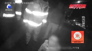 “戲精男”酒駕被查下車(chē)就跑 遇民警攔截后跪地求饒