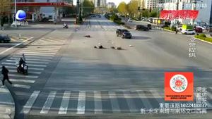 零距離·交通：非機動車闖紅燈頻生事故 守法出行保安全