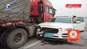 “人肉”警示牌失靈 故障車(chē)被擠撞180度調(diào)頭