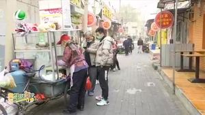 2個(gè)雞蛋3塊錢(qián) 王大爺賣(mài)煎餅21年不漲價(jià)